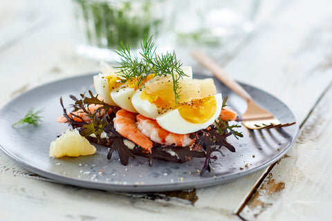 Æggemad med rejer og pomelo