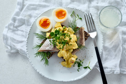 Karrysalat med sild og smilende æg
