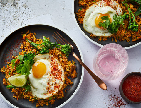 Stegt quinoa med No beef taco, spejlæg og rester