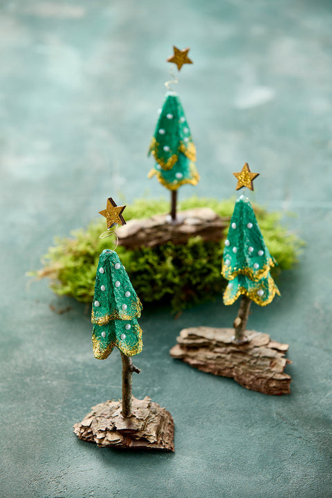 Sådan laver du små juletræer af æggebakker