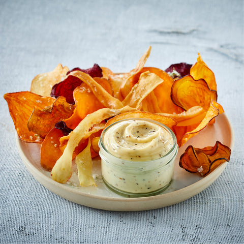 DAVA økologisk trøffel mayonnaise serveret med rodfrugte chips