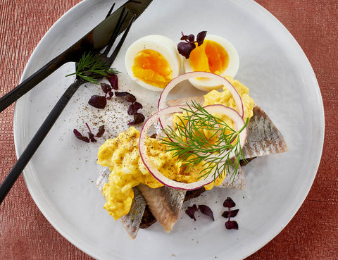 Karrysalat med sild og smilende æg